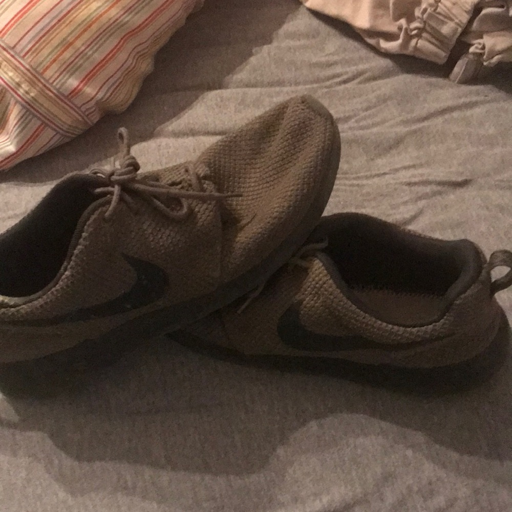 Nike roshe one - men’s size 10 - army green